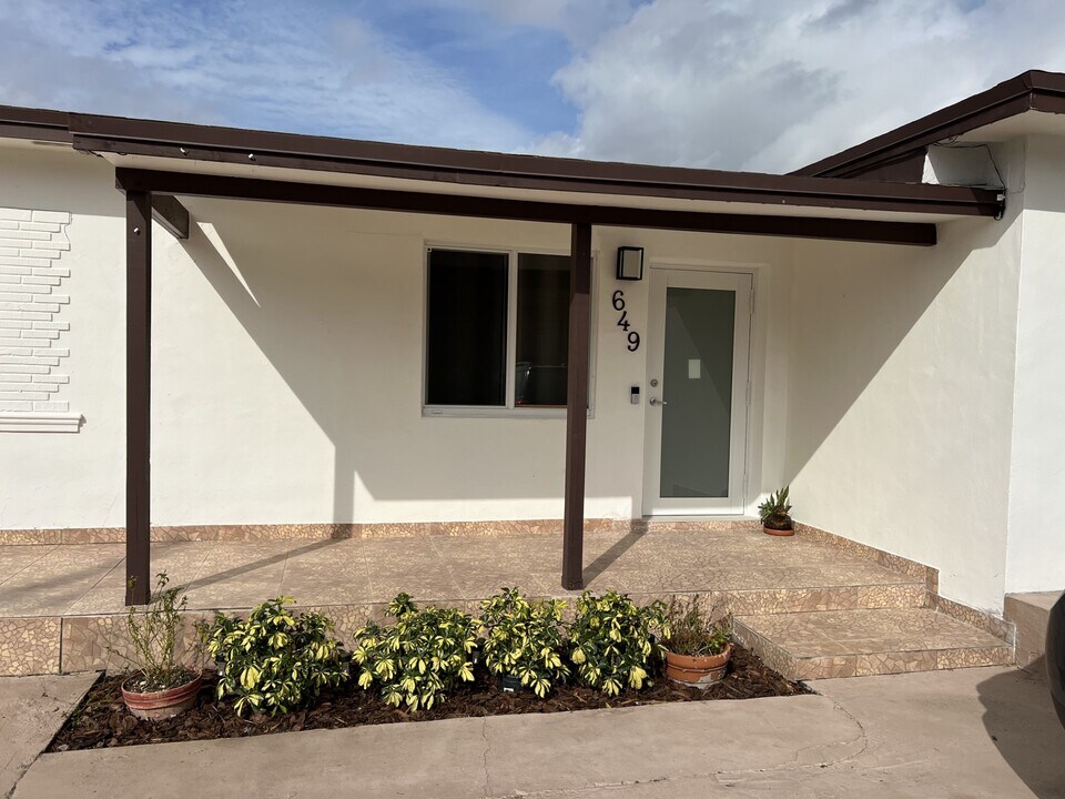 649 W 14th St, Unit 649 W 14th st Hialeah ,FL in Hialeah, FL - Foto de edificio