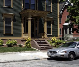 43 Parkis Ave in Providence, RI - Foto de edificio - Building Photo