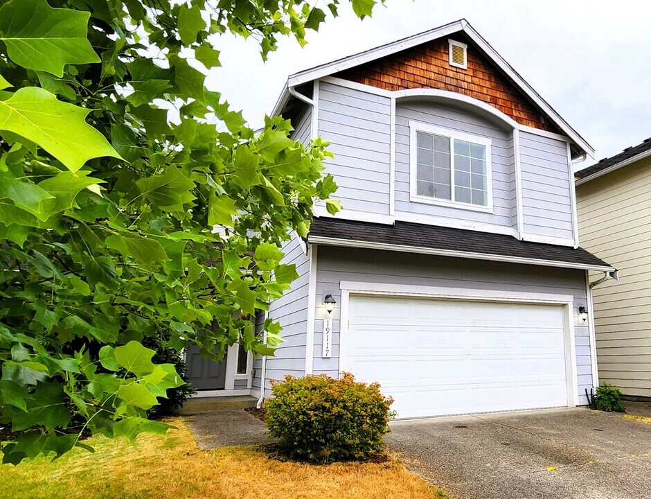 19117 97th Ave Ct E in Puyallup, WA - Building Photo