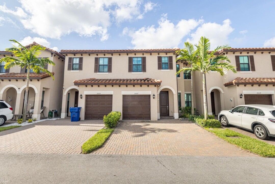 2007 Oysterwood Ln in Riviera Beach, FL - Building Photo