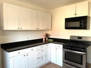 712 Lawrence St-Unit -2 in Lowell, MA - Foto de edificio - Building Photo