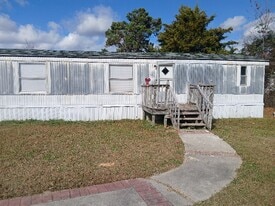 1705 Woodlawn Ct in Florence, SC - Building Photo