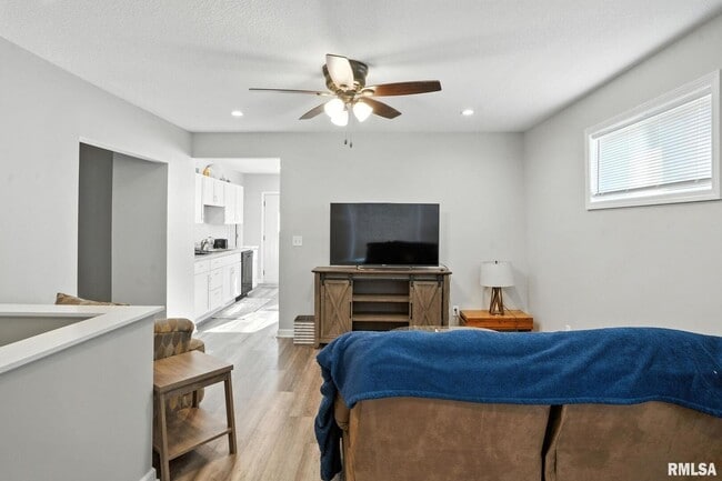 300 S 14th St in Le Claire, IA - Building Photo - Building Photo