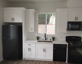 1332 Evergreen St in Burbank, CA - Foto de edificio - Building Photo