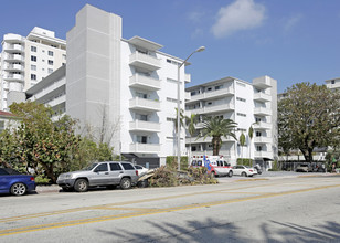 Twin Towers Condo in Miami Beach, FL - Foto de edificio - Building Photo