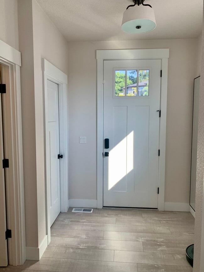 219 W Taylor Ct in Newberg, OR - Foto de edificio - Building Photo