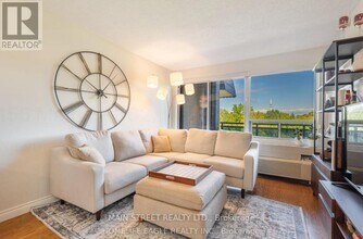 155 Main St N in Newmarket, ON - Building Photo - Building Photo