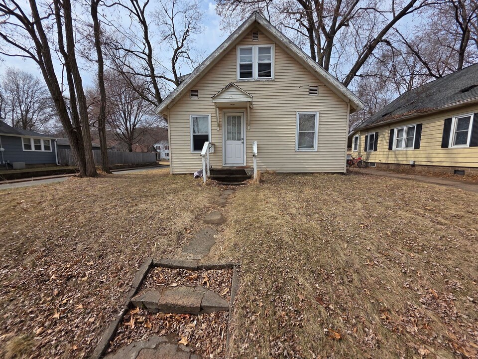 1704 9th St in Eau Claire, WI - Foto de edificio