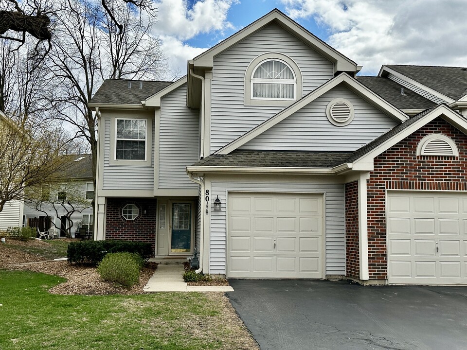 801 N Shady Oaks Dr in Elgin, IL - Foto de edificio