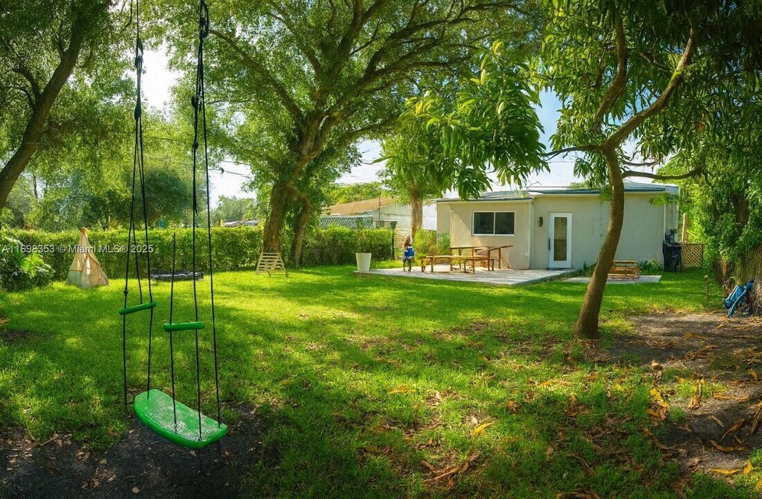 365 NE 87th St in El Portal, FL - Building Photo