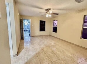 321 Ocean Dr in Laredo, TX - Building Photo - Building Photo
