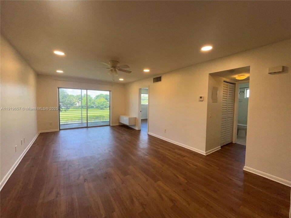 2471 SW 82nd Ave in Davie, FL - Foto de edificio