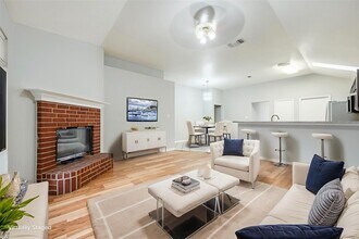 5900 Rising Meadow Dr in Arlington, TX - Foto de edificio - Building Photo