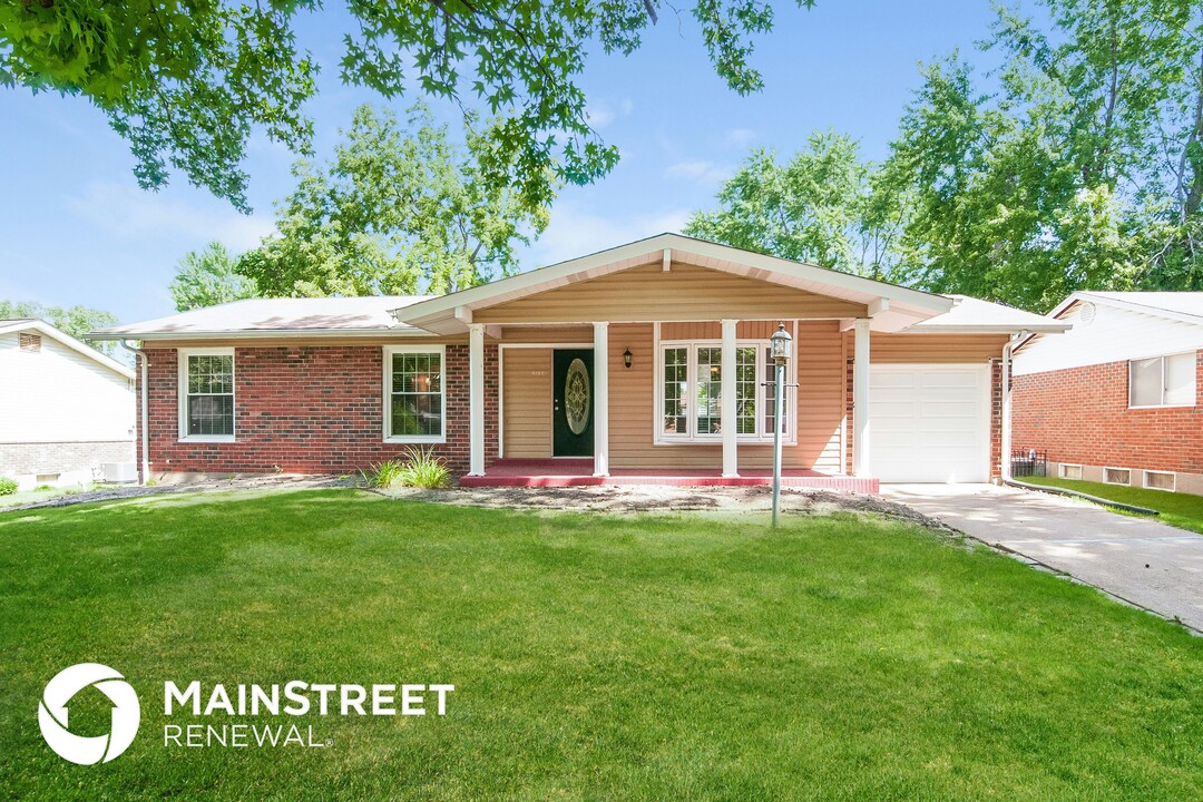 2025 Huntington Dr in Florissant, MO - Building Photo