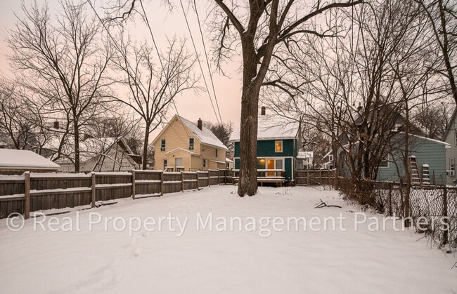 945 Crescent St NE in Grand Rapids, MI - Building Photo - Building Photo