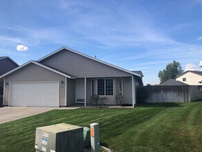 5512 Montague Ln in Pasco, WA - Building Photo - Building Photo