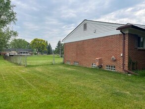 87 Carter Ave in Troy, MI - Foto de edificio - Building Photo