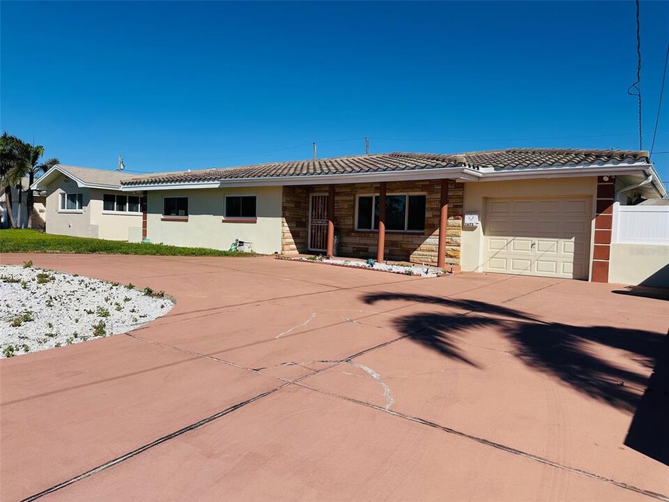2675 East Bay Isle Dr SE in St. Petersburg, FL - Building Photo