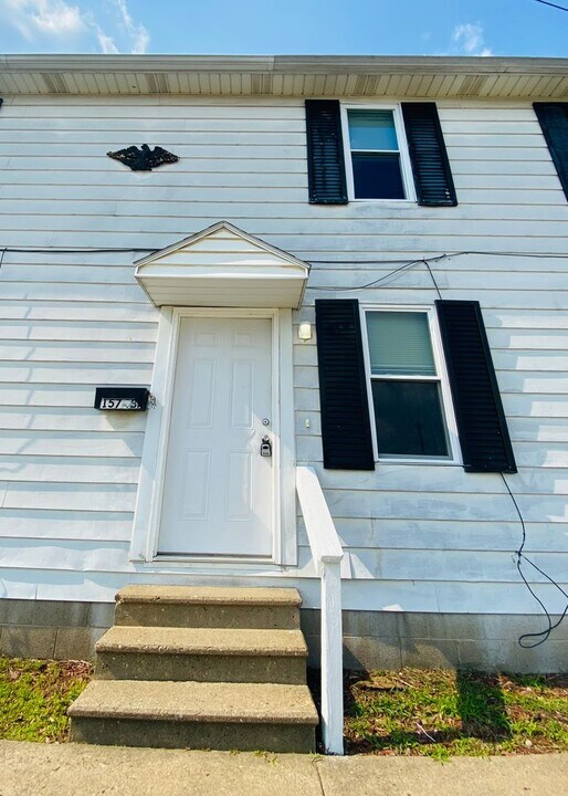 1574 Elizabeth St in Belpre, OH - Building Photo