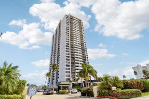 5600 N Flagler Dr in West Palm Beach, FL - Building Photo