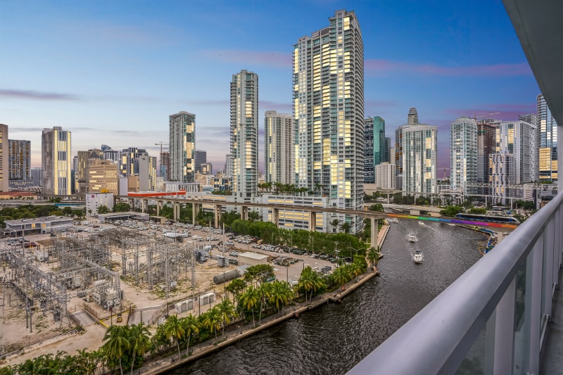 185 SW 7th St in Miami, FL - Building Photo