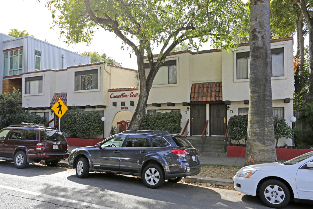 Camellia Court Apartments in Sacramento, CA - Building Photo