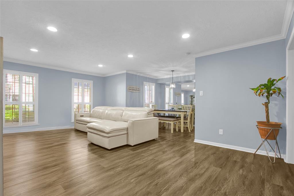 351 N Post Oak Ln in Houston, TX - Building Photo