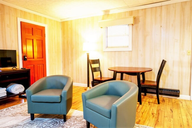 90 Faulkner Rd in Elkins, WV - Foto de edificio - Building Photo