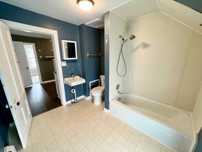 76 West St, Unit B in Winooski, VT - Foto de edificio - Building Photo