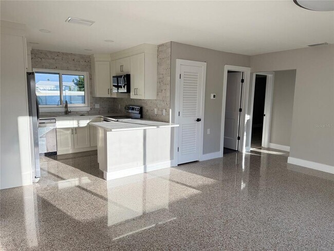 745 Sunset Cove in Madeira Beach, FL - Building Photo - Building Photo