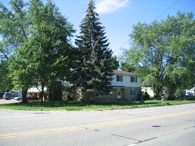 2288 E Hemphill Rd in Burton, MI - Foto de edificio