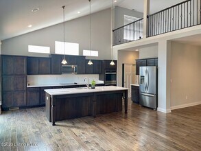 2105 Meadows Edge Ln in Louisville, KY - Building Photo - Building Photo