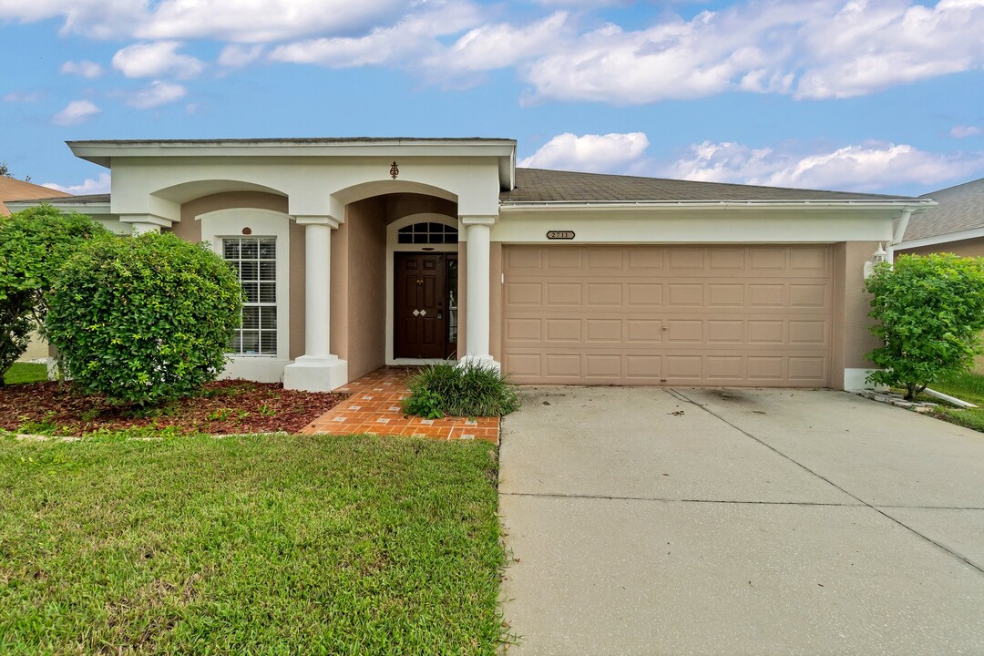 2711 Breakwater Ct in Brandon, FL - Building Photo