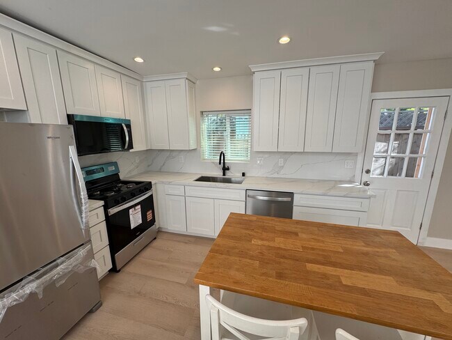 214 11th St in Seal Beach, CA - Building Photo - Building Photo