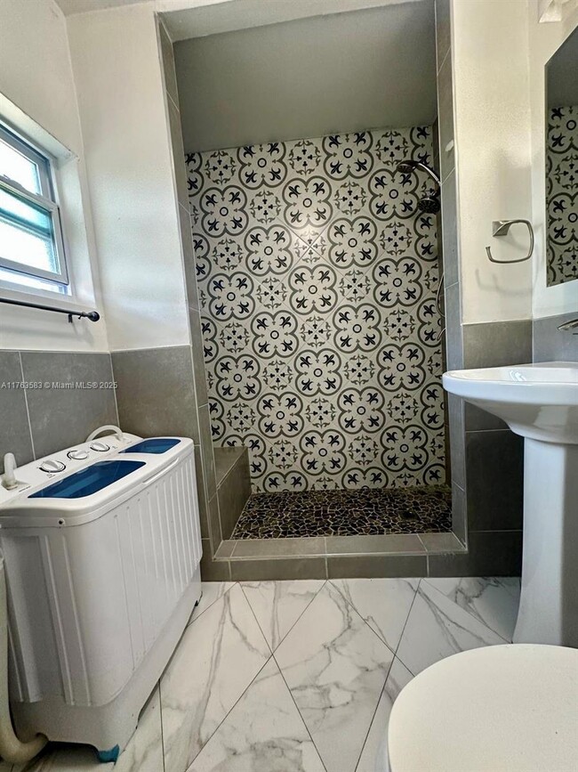 10011 SW 43rd St in Miami, FL - Building Photo - Building Photo