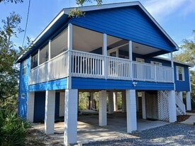 669 Bald Point Rd in Panacea, FL - Building Photo