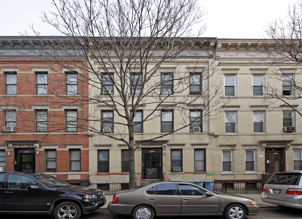 16-52 Putnam Ave in Flushing, NY - Building Photo