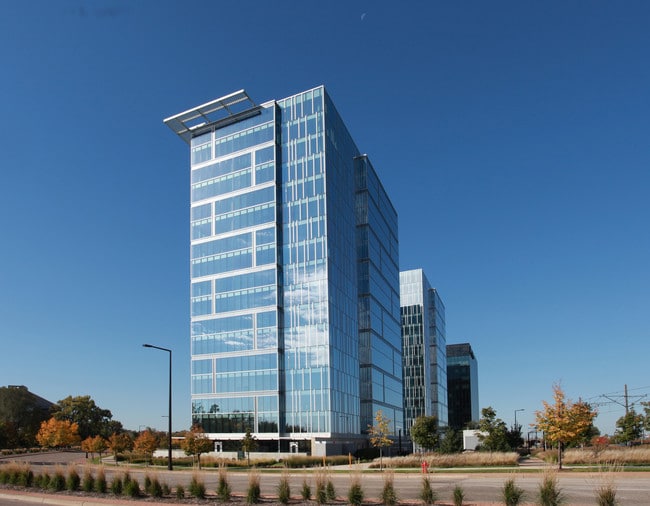 Reflections at Bloomington in Bloomington, MN - Foto de edificio - Building Photo