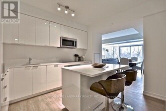 303-223 ST CLAIR Ave in Toronto, ON - Building Photo - Building Photo