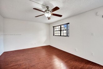 8 Meacham Ln in Tamarac, FL - Foto de edificio - Building Photo
