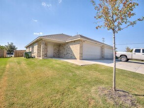 1102 Ashton Ln in Yukon, OK - Building Photo - Building Photo