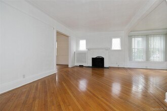 4623 Arcadia Ln in Great Neck, NY - Foto de edificio - Building Photo