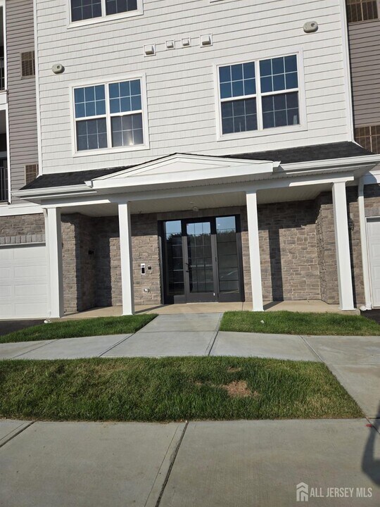 28211 Radford Ct in Monroe Township, NJ - Foto de edificio