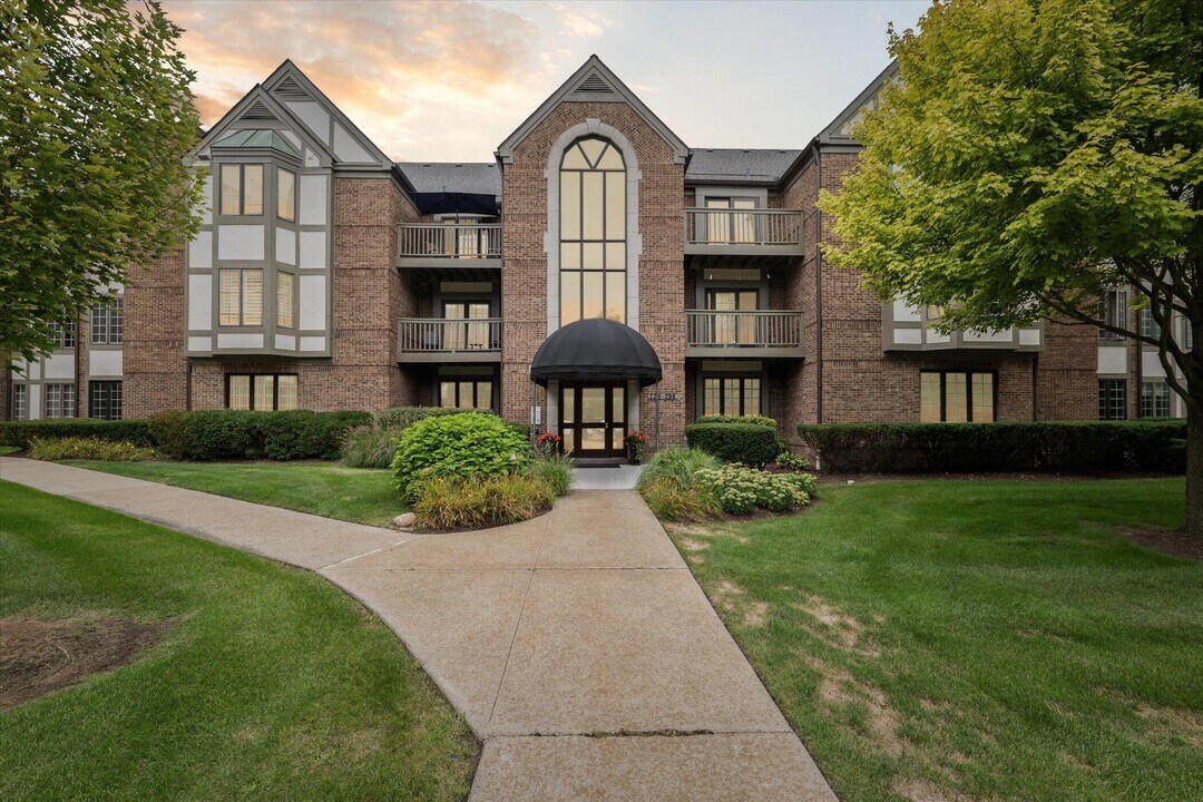 797 Deer Ct in Plymouth, MI - Building Photo