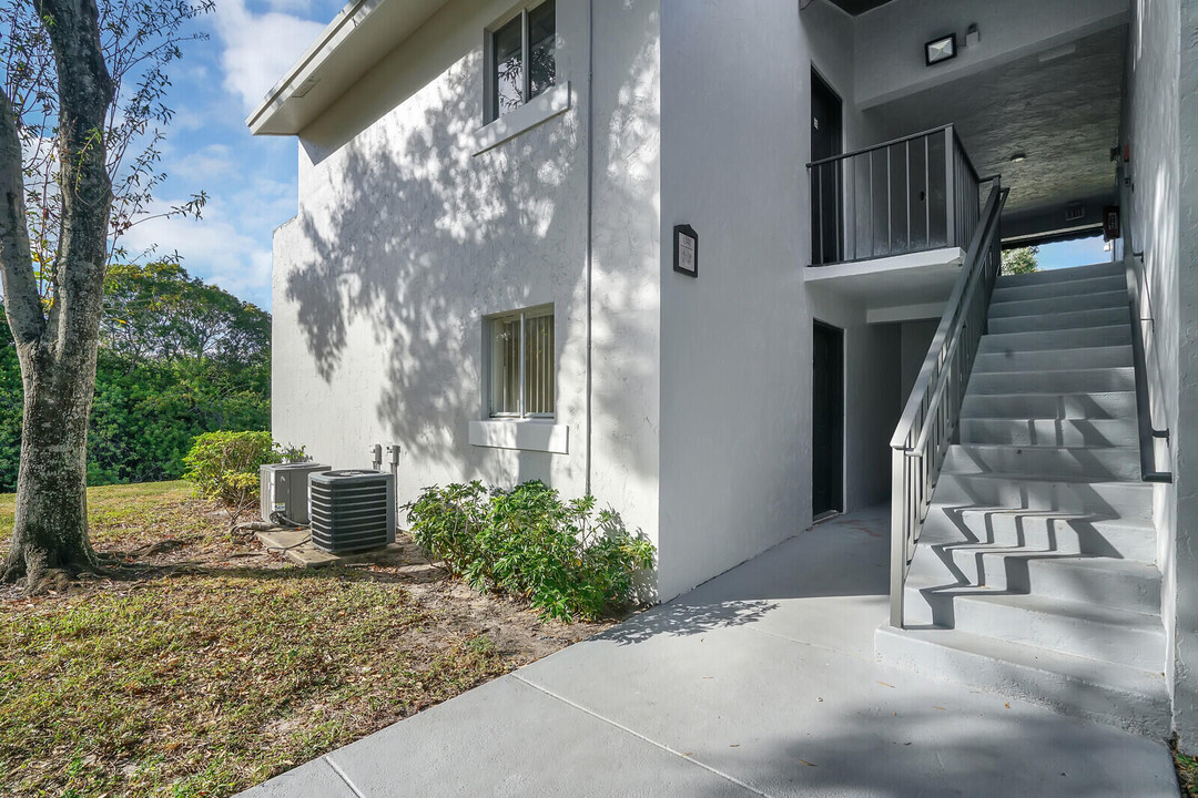 1141 Lake Victoria Dr in Royal Palm Beach, FL - Building Photo