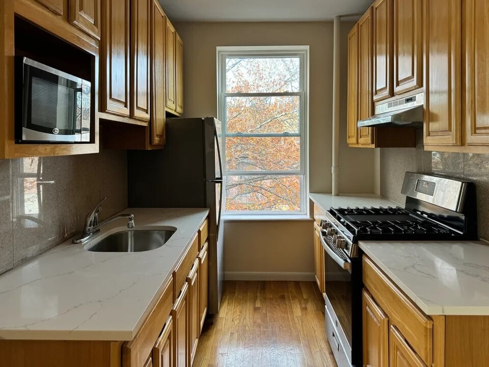 24-15 27th St in Queens, NY - Foto de edificio