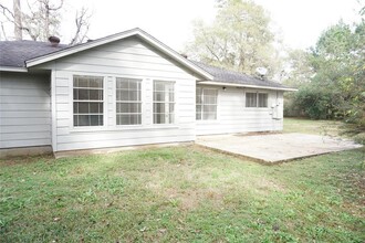 2010 Southwood Dr in New Caney, TX - Foto de edificio - Building Photo