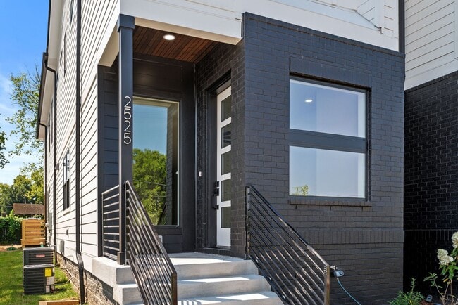 2521 W Heiman St in Nashville, TN - Foto de edificio - Building Photo