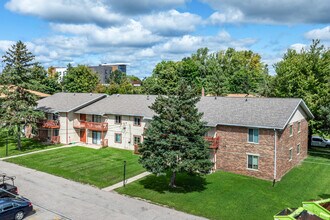 1901 Greenway Cross in Fitchburg, WI - Foto de edificio - Building Photo