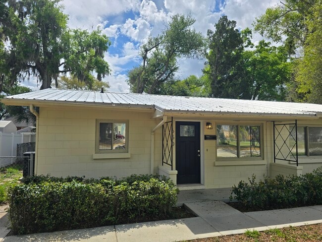650 Ave B SW, Unit 650 Avenue B SW in Winter Haven, FL - Foto de edificio - Building Photo